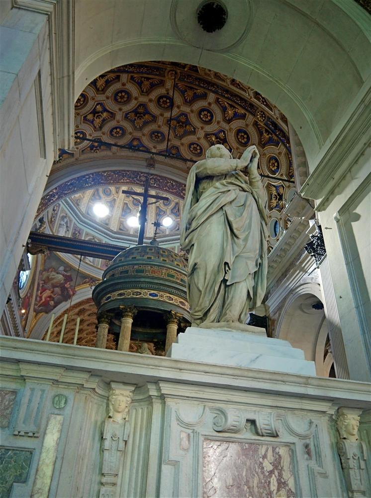 Milano - Statua all'interno di Santa Maria dei Miracoli